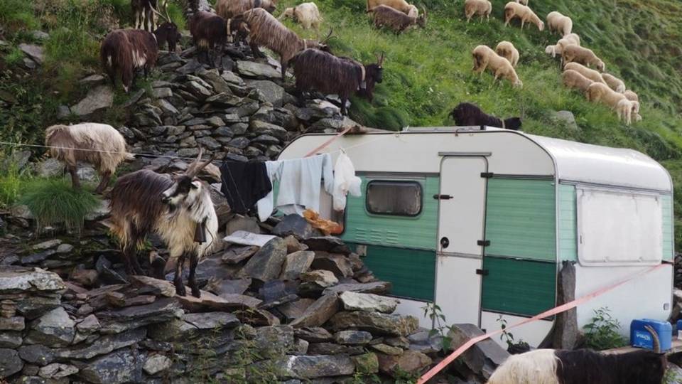 Roulotte-baita a 2 mila metri di quota Vita da pastori in Alpe Grabiasca Roulotte-baita a 2 mila metri di quota Vita da pastori in Alpe Grabiasca