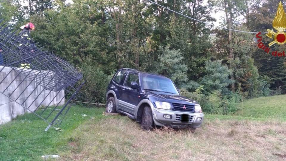 Sfonda una recinzione e finisce nel prato Al volante del fuoristrada un 59enne, illeso Sfonda una recinzione e finisce nel prato Al volante del fuoristrada un 59enne, illeso