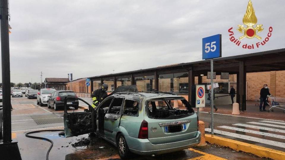 Paura all’Iper: Ford s’incendia nel parcheggio. Illeso 75enne Paura all’Iper: Ford s’incendia nel parcheggio. Illeso 75enne