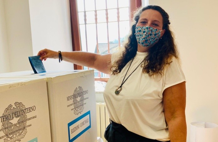 Foto del candidato sindaco Stefania Siviero mentre vota in un seggio a Mezzoldo