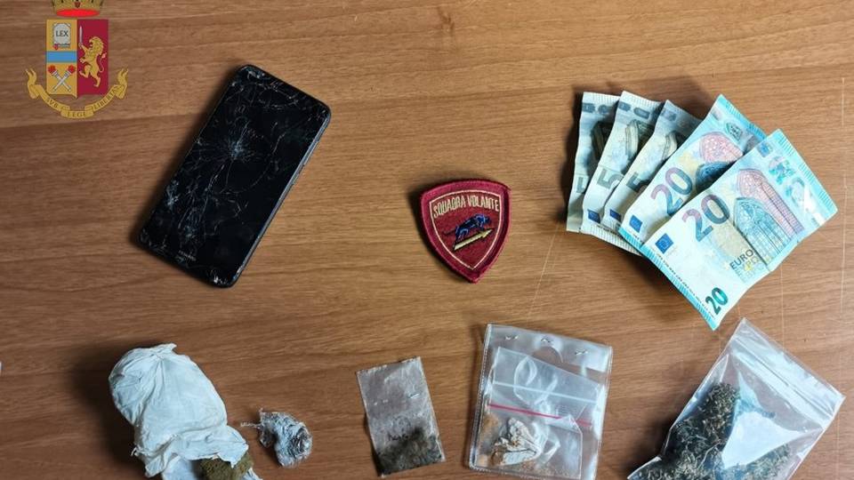 Litiga con un negoziante, arriva la Polizia Droga nei calzini e nelle tasche Litiga con un negoziante, arriva la Polizia Droga nei calzini e nelle tasche