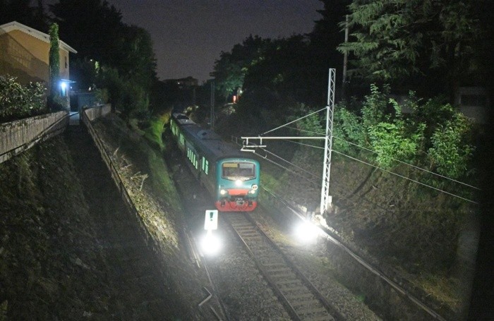 primo treno ponte calusco 4.59 treno 2 ore 06.13 ispezione ponte operai