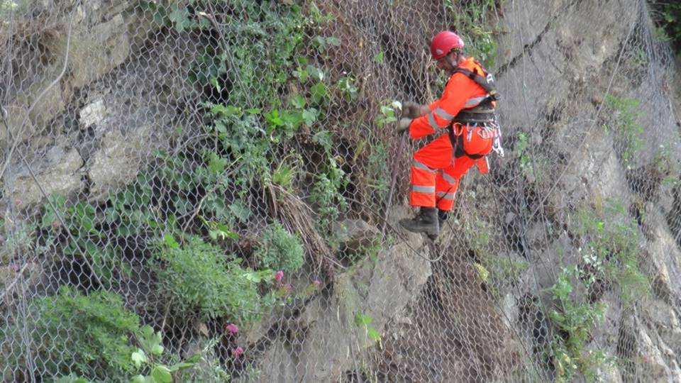 Rocciatori al lavoro sulla strada del lago Da lunedì chiusura a ore - Il calendario Rocciatori al lavoro sulla strada del lago Da lunedì chiusura a ore - Il calendario