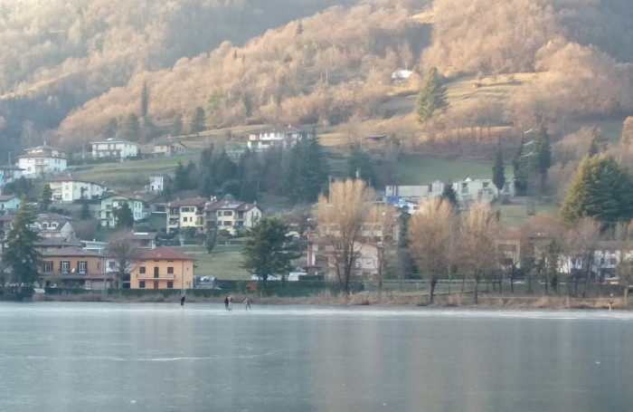Primi pattinatori sul lago ghiacciato in uno scatto di sabato 16 gennaio
