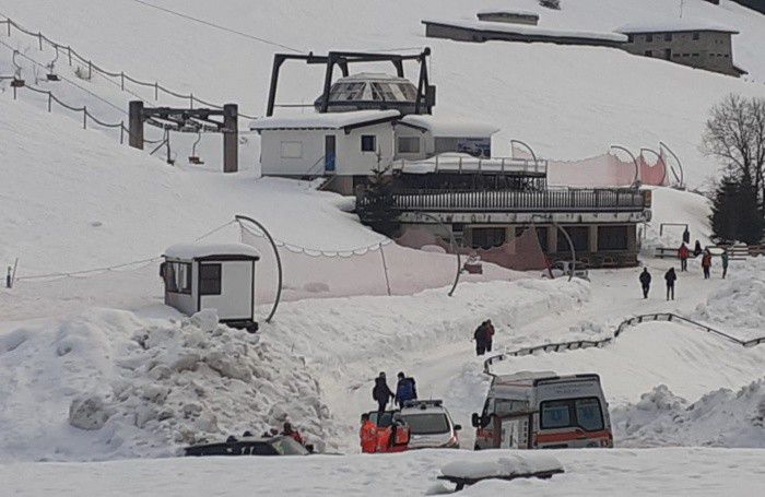 I mezzi di soccorso domenica nei pressi degli impianti del colle Vareno I mezzi di soccorso domenica nei pressi degli impianti del colle Vareno