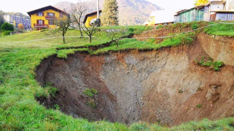 La voragine si allarga ancora, scattano i controlli a Santa Brigida - Foto La voragine si allarga ancora, scattano i controlli a Santa Brigida - Foto