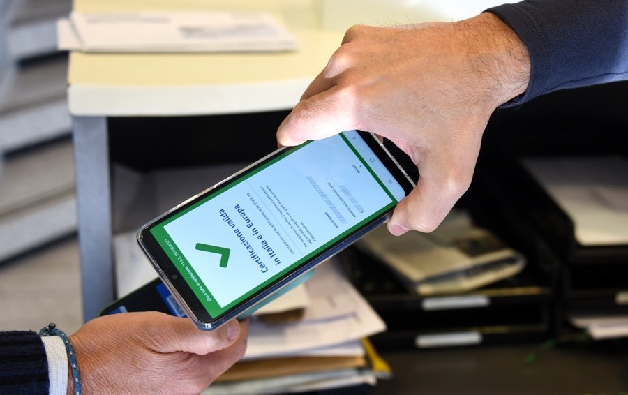 «Nel 2022 diremo addio al green pass, ma per ora manteniamo le mascherine»