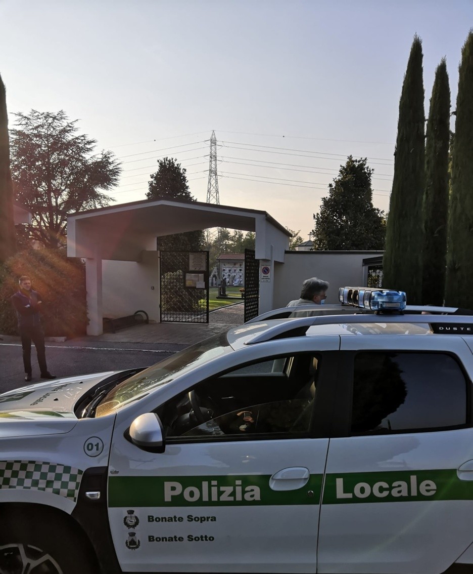 La Polizia Locale fuori dal cimitero di Bonate Sopra