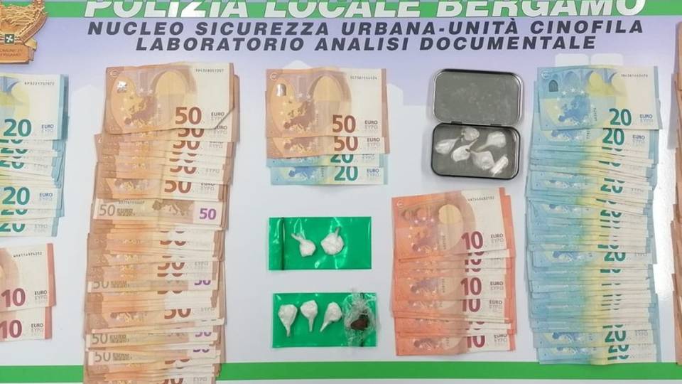 Spaccio di cocaina in città, la Polizia locale arresta due giovani Spaccio di cocaina in città, la Polizia locale arresta due giovani