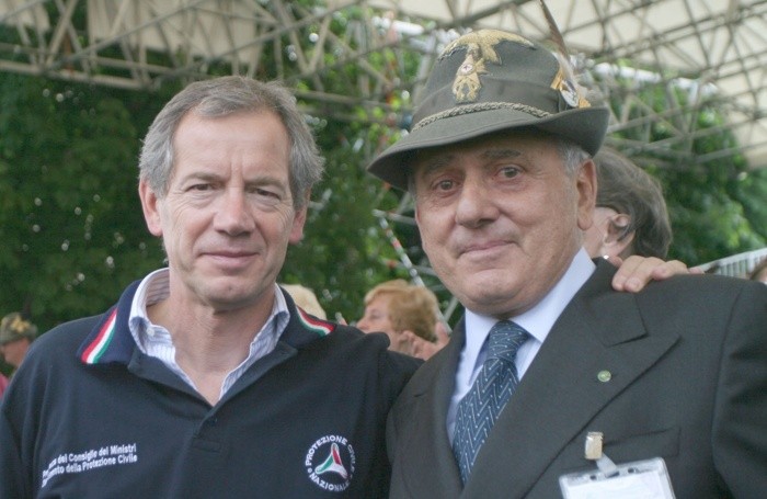 Adunata Nazionale degli Alpini a cuneo 13 maggio 2007 Guido Bertolaso, capo della Protezione Civile con Lucio Losapio
