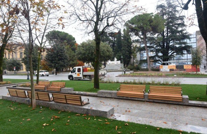 Le panchine e il viale Le panchine e il viale