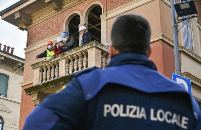 I rilievi nei pressi del balcone dal quale un operaio e' precipitato mentre stava eseguendo dei lavori, in piazza Giuseppe Massari, Milano, 18 Novembre 2021. ANSA/ANDREA FASANI