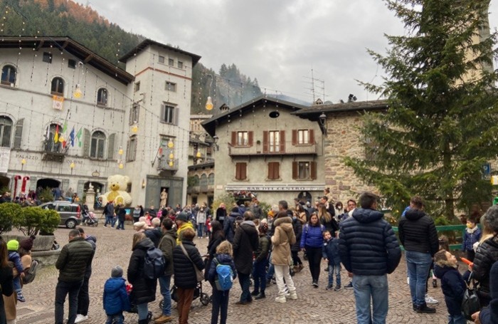 La fila in attesa di visitare la Casa di Babbo Natale a Gromo domenica 21 novembre
