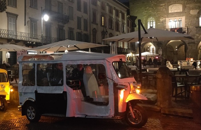 I Tuk Tuk in piazza Vecchia per il Donizetti Christmas Day