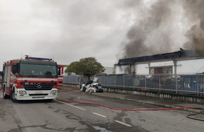 I capannoni dove è scoppiato il rogo intorno alle 8 del mattino