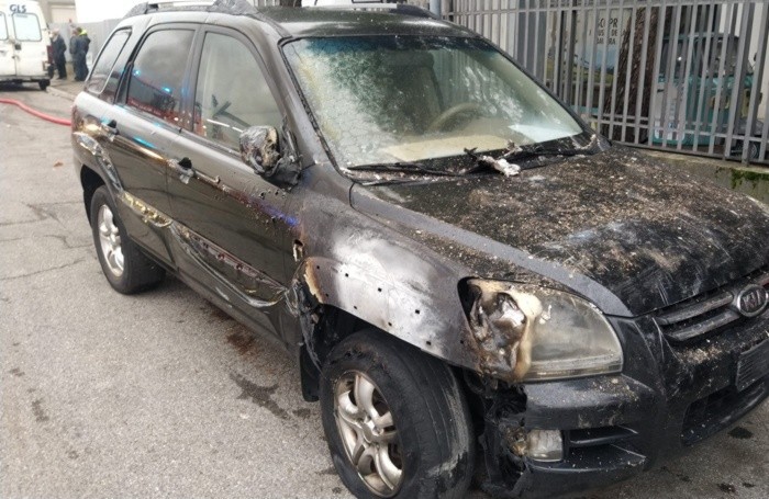 Distrutte delle auto all’interno di un meccanico, intaccato dalle fiamme