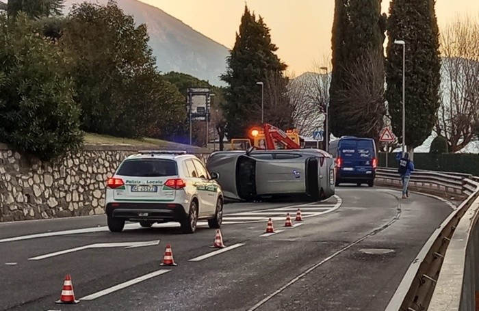 IL carro attrezzi interviene per spostare l’auto «fantasma» ribaltata a Sarnico