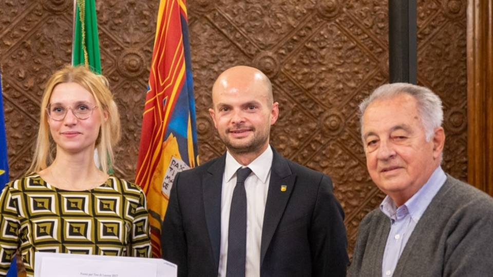 CRV - L’Associazione dei consiglieri regionali ha premiato due tesi di laurea CRV - L’Associazione dei consiglieri regionali ha premiato due tesi di laurea