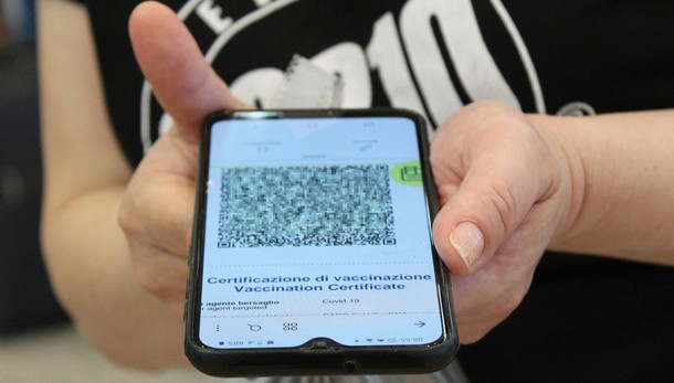 Green pass, da lunedì si cambia: ecco cosa sapere. Le date da tenere a mente