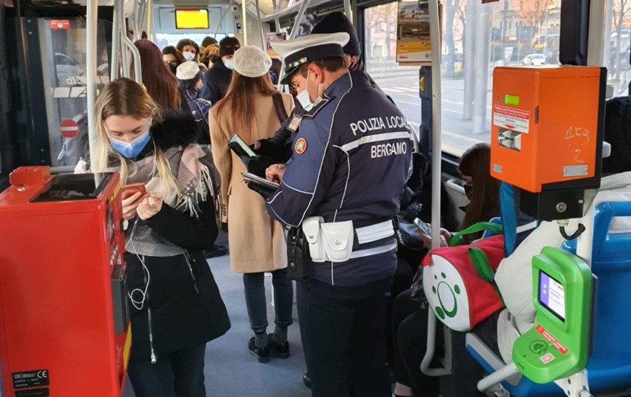 Primo giorno con il super green pass, controlli a campione sui mezzi di trasporto - Foto