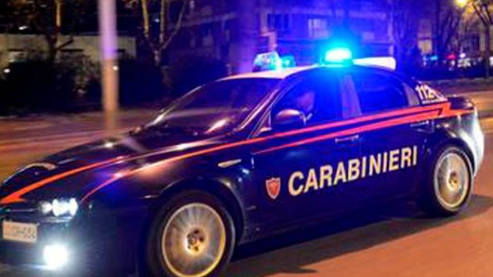 Armato, aggredisce i militari dopo una lite familiare: 24enne arrestato Armato, aggredisce i militari dopo una lite familiare: 24enne arrestato