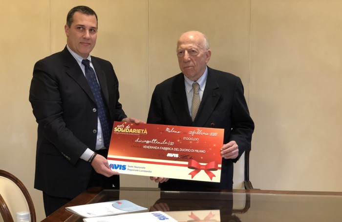 Oscar Bianchi a nome di Avis Lombardia consegna a Fedele Confalonieri, presidente della Veneranda Fabbrica del Duomo, 17mila euro per il restauro dell’organo del Duomo di Milano.