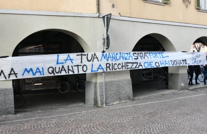 Striscioni fuori dal funerale di Chicco Coria