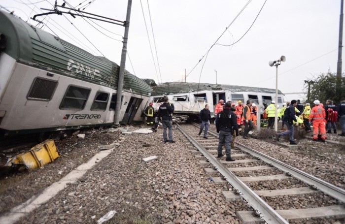 Il treno di Trenord deragliato tra Pioltello e Segrate, alle porte di Milano, 25 gennaio 2018. Ansa / Flavio Loscalzo