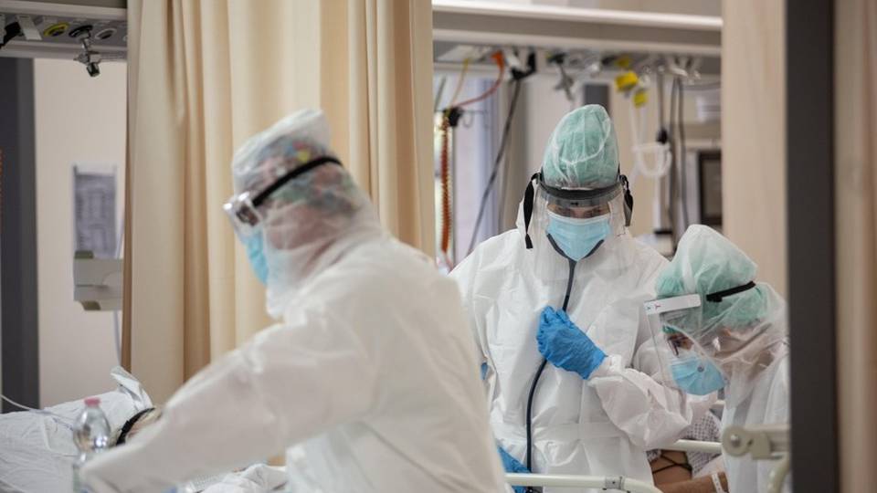 Contagi in calo, ma i ricoveri salgono «Deboli segnali positivi, ma serve prudenza» Contagi in calo, ma i ricoveri salgono «Deboli segnali positivi, ma serve prudenza»