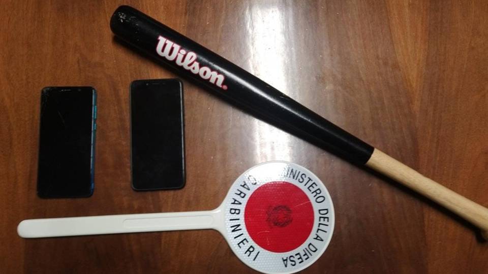 Mozzo, tentano di rubare due auto con una mazza da baseball: presi Mozzo, tentano di rubare due auto con una mazza da baseball: presi