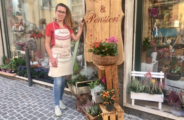Michela Giudici davanti all’entrata della sua bottega