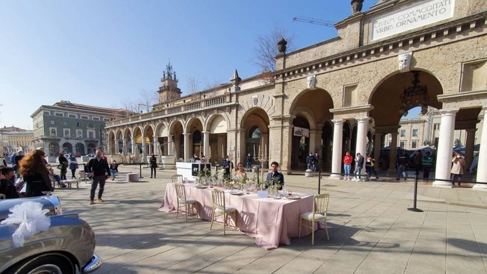 Sul Sentierone allestito un matrimonio Il mondo del wedding in piazza Sul Sentierone allestito un matrimonio Il mondo del wedding in piazza