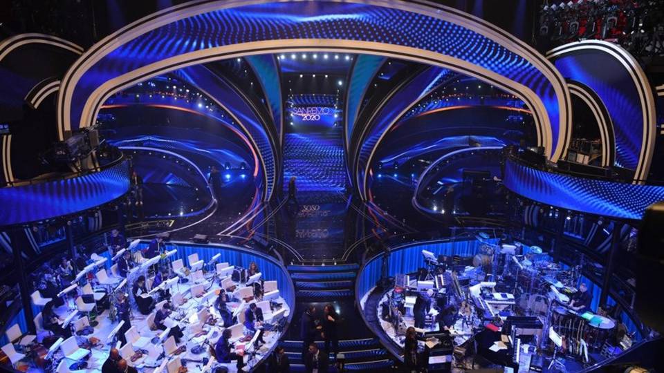 Sanremo, vietati baci e abbracci Cts: attenzione ai rischi esterni Sanremo, vietati baci e abbracci Cts: attenzione ai rischi esterni