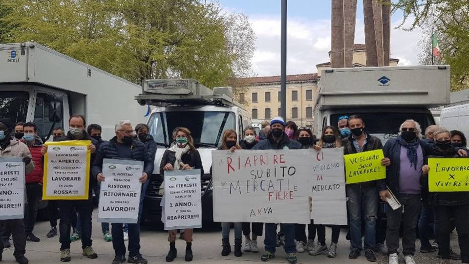 Ambulanti bergamaschi, presidio in piazzale Alpini: «All’aperto e in piena sicurezza, il settore deve ripartire» Ambulanti bergamaschi, presidio in piazzale Alpini: «All’aperto e in piena sicurezza, il settore deve ripartire»
