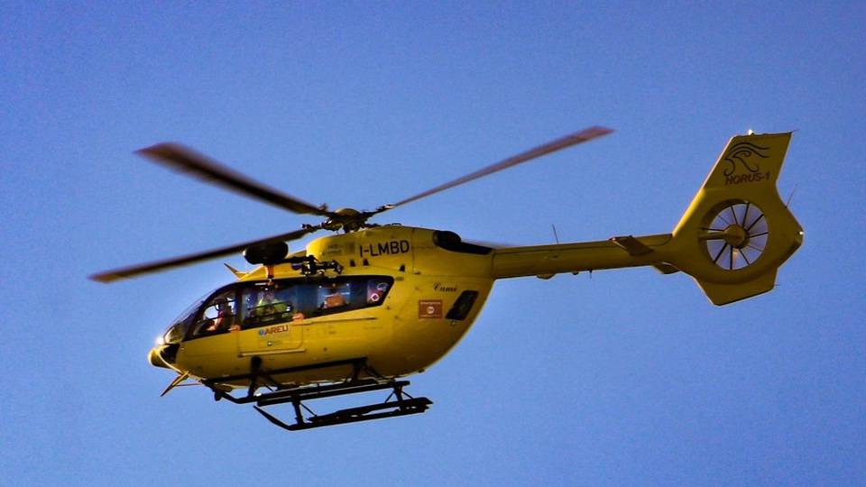 Cade dalla finestra per salutare un amico, grave bambino di 9 anni: trasferito a Bergamo d’urgenza Cade dalla finestra per salutare un amico, grave bambino di 9 anni: trasferito a Bergamo d’urgenza