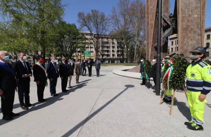 L’omaggio in piazzale Alpini
