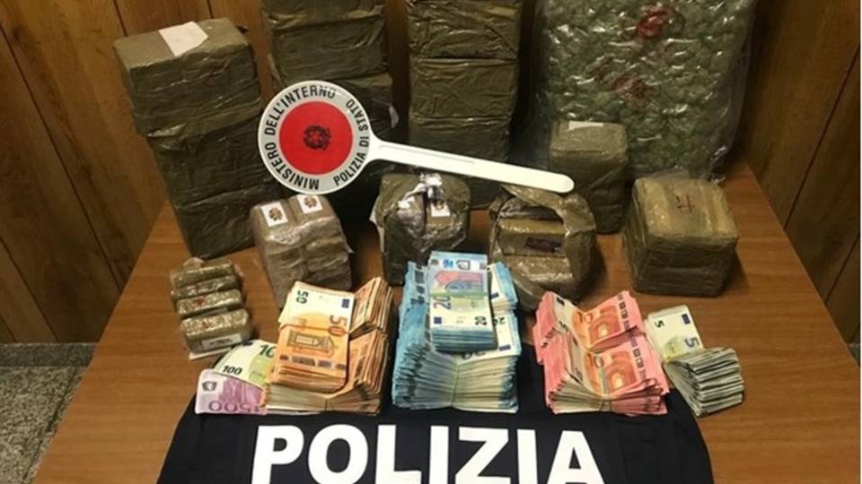Zingonia, in manette spacciatore 40enne. In garage 20 kg di droga e 65.000 euro -Video Zingonia, in manette spacciatore 40enne. In garage 20 kg di droga e 65.000 euro -Video