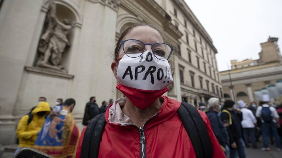 Nelle piazze le proteste dei meno garantiti Chi specula e il nodo vaccini Nelle piazze le proteste dei meno garantiti Chi specula e il nodo vaccini