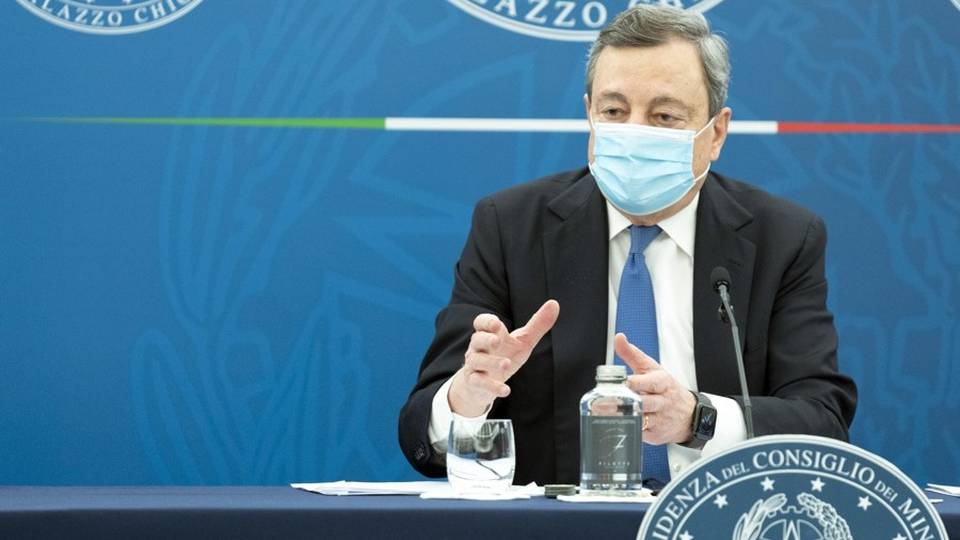 Draghi: «Così possiamo guardare al futuro». Presentato il nuovo decreto Sostegni bis Draghi: «Così possiamo guardare al futuro». Presentato il nuovo decreto Sostegni bis