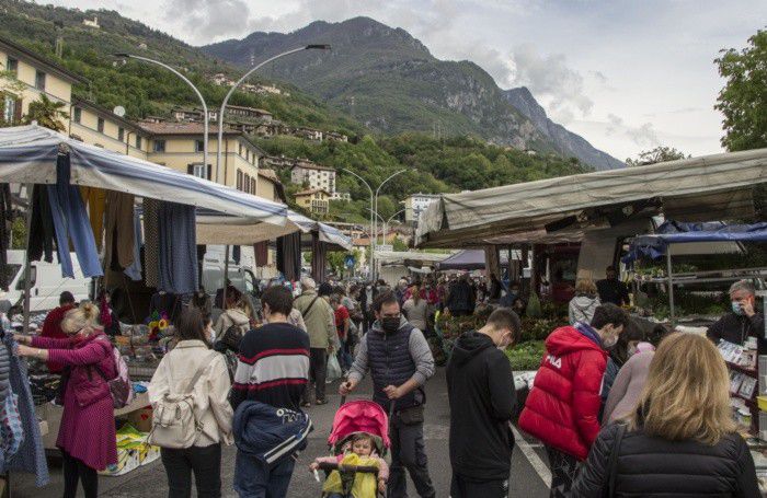 Il mercato a Lovere nella mattinata di sabato 1 maggio