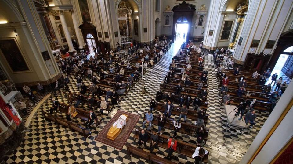 «Resta il ricordo per ciò che ha fatto e rappresentato nella nostra diocesi». Nembro riunita nell’ultimo saluto a mons. Rota «Resta il ricordo per ciò che ha fatto e rappresentato nella nostra diocesi». Nembro riunita nell’ultimo saluto a mons. Rota