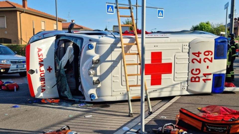 Calvenzano, scontro fra auto e ambulanza: quattro feriti non gravi Calvenzano, scontro fra auto e ambulanza: quattro feriti non gravi