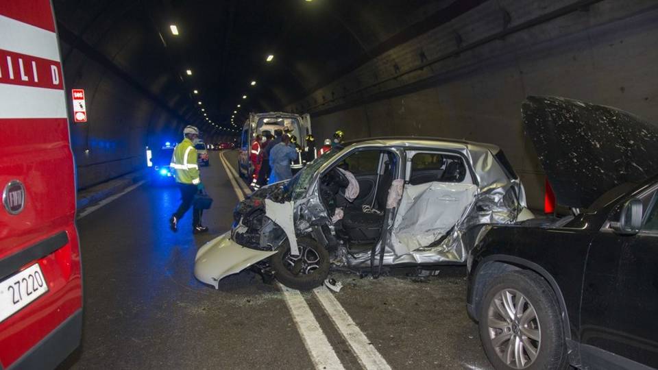 Scontro in galleria sulla Statale 42. Tre feriti: trasportati a Esine e Brescia Scontro in galleria sulla Statale 42. Tre feriti: trasportati a Esine e Brescia