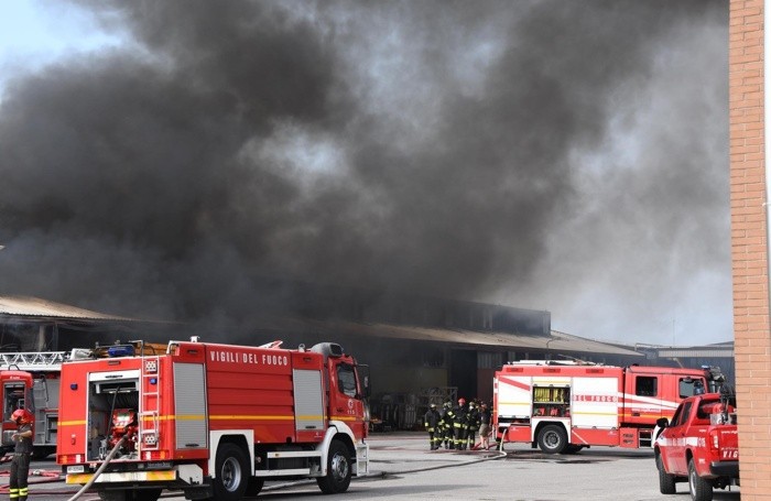 La colonna di fumo che si è alzata dal capannone della ditta