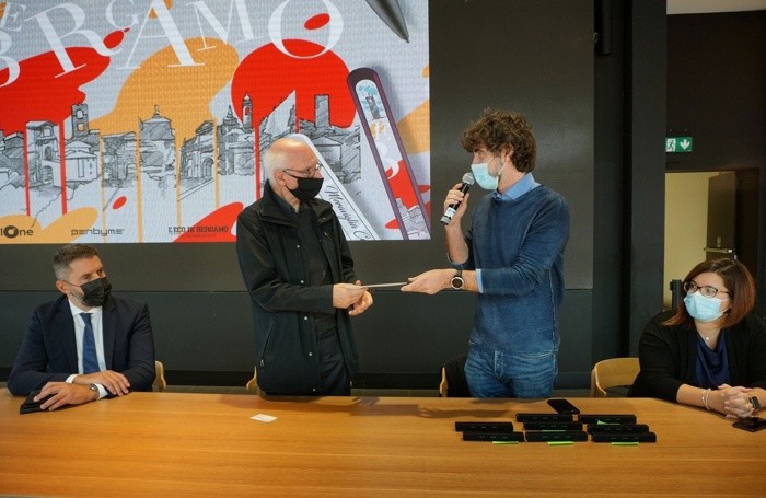 Luca Carminati consegne il ricavato dell’asta del progetto «PenbymeXBergamo» a don Davide Rota. Ai lati Ruggero Pizzagalli e Antonia Larino, rispettivamente direttore e responsabile marketing di Oriocenter