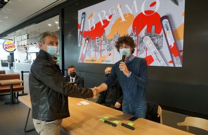 Stretta di mano per il contributo donato a favore del Patronato acquistando una penna unica di «Penbyme»