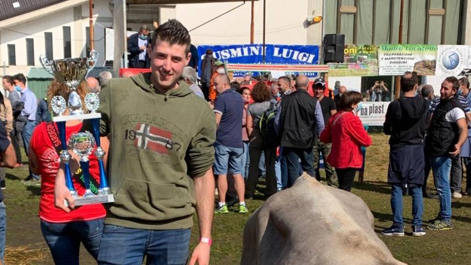 Operaio o allevatore? Per Omar la fatica è doppia: «Ma sono felice» Operaio o allevatore? Per Omar la fatica è doppia: «Ma sono felice»