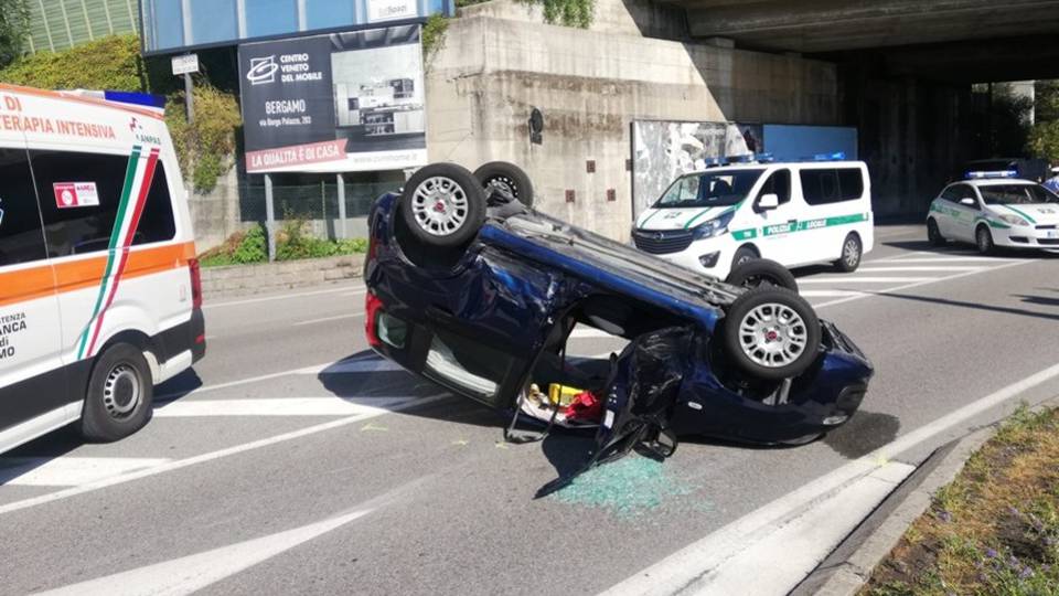 Si ribalta un’auto in via Grumello: due feriti lievi e traffico in tilt - Le foto Si ribalta un’auto in via Grumello: due feriti lievi e traffico in tilt - Le foto