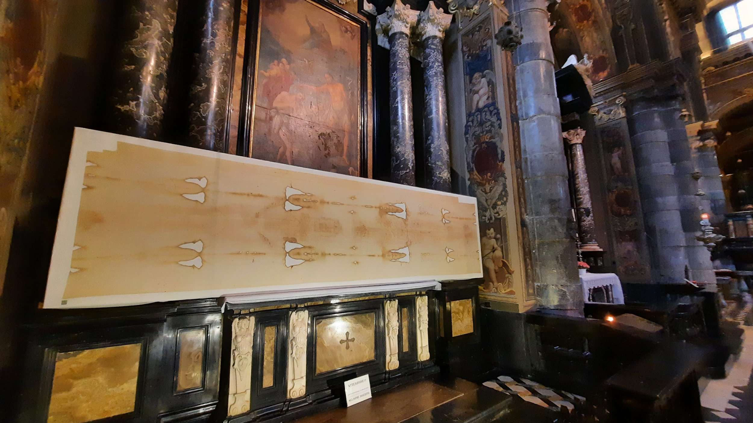 Una riproduzione della Sindone nella Basilica di Gandino