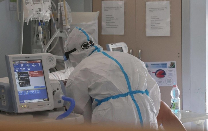 A caccia delle varianti del Covid, «oggi il 90% dei campioni sequenziati in Bergamasca sono Omicron»